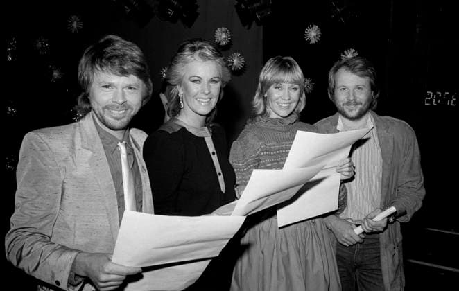 STOCKHOLM 19821112 - Abba har tilldelats tidningen Expressens musikpris spelmannen . Fran vänster Björn Ulvaeus, Anni-Frid Lyngstad, Agnetha Fältskog och Benny Andersson. STOCKHOLM SVERIGE x192x *** STOCKHOLM 19821112 Abba has been awarded the music prize of the newspaper Expressens spelmannen Fran vänster Björn Ulvaeus, Anni Frid Lyngstad, Agnetha Fältskog och Benny Andersson STOCKHOLM SVERIGE x192x  Copyright: xJANxWIRENx ABBA FAR MUSIKPRIS