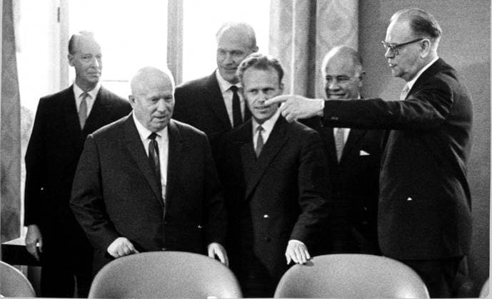 Ryske regeringschefen Nikita Chrusjtjov besökte Sverige Sverigebesöket juni 1964 förhandlingar i kanslihuset th Tage Erlander tv om honom Gunnar Lange Chrusjtjov Nikita politiker Sovjet Ryssland Sit Sverige-besöket 1964 Utländska politiker Erlander Tage politiker statsminister Sverige Sovjet Ryssland Politik Utrikes Stockholm sp_sw x2503x *** Russian head of government Nikita Khrushchev visited Sweden Sweden visit June 1964 negotiations in the chancellery th Tage Erlander tv about him Gunnar Lange Khrushchev Nikita politician Soviet Russia Sit Sweden visit 1964 Foreign politicians Erlander Tage politician Prime Minister Sweden Soviet Russia Politics Foreign Stockholm sp sw x2503x  Copyright: xLarsxAxLindkvistx xSydsvenskanx xIBLxBildbyrax