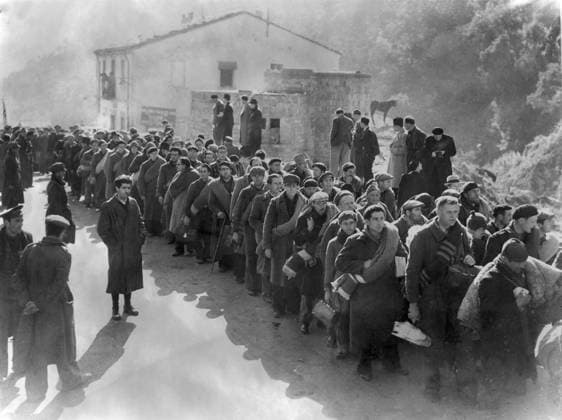 Orig. caption... THE INTERNATIONAL BRIGADE CROSSES THE FRONTIER. Some of the 3,000 members of the International Brigade consisting of Poles, Czechs and Germans. They are seen entering the border town of Le Perthus, with the retreating Republican Army. Note Spanish Civil War - armed conflict between right-wing and left-wing forces in Spain 1936-39. The war began with a revolt against the incumbent Popular Front government. The right-wing forces (rebels), the Falange, with its leader General Franco, were supported by Italy and Germany. The government was supported by the left and volunteers from abroad in the International Brigade. CD423 sites: FRANCE;LE PERTHUS;SPAIN;GERMANY*;CZECHOSLOVAKIA*;POLAND* sp_sw x5600x *** Orig caption THE INTERN  Copyright: xx INTERNATIONAL BRIGADE