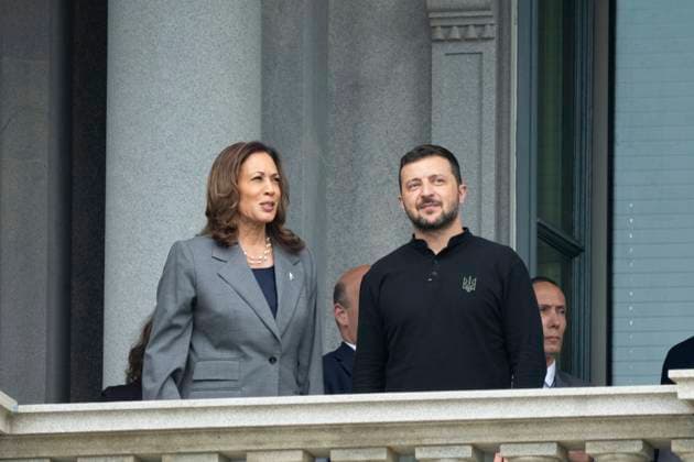 US VP Harris shows President Zelenskyy of Ukraine the view from her Balcony United States Vice President Kamala Harris, the 2024 Democratic Party nominee for President of the US, and President Volodymyr Zelenskyy of Ukraine, on the balcony of the Vice President™s Ceremonial Office in the Eisenhower Executive Office Building on the White House Campus in Washington, DC before their meeting, September 26, 2024. Credit: Chris Kleponis Pool via CNP AdMedia Washington District of Columbia United States of America EDITORIAL USE ONLY  Copyright: xx _092624 Harris Zelenskyy_0006 CNP AdMediax admphotostwo900244