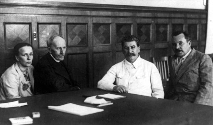 Orig. caption... Romain Rolland bei Joseph Stalin. Am 28. June found in Stalin s Arbeitszimmer im Kreml eine freundschaftliche Unterhaltung zwischen J. W. Stalin und Romain Rolland statt. B. z. M-me Rolland, Romain Rolland, J. W. Stalin und A. Arossew, Vorsitzender der WOKS (All-Unions-Gesellschaft für kulturelle Verbindung mit dem Ausland). Note Romain Rolland: The Nobel Prize in Literature 1915 Author person: Josef Stalin ;Romain Rolland sites: FRANCE* ;MOSCOW ;SOVIET UNION sp_sw x5600x *** Orig caption Romain Rolland with Joseph Stalin On June 28, in Stalin s study in the Kremlin, a friendly conversation took place between J W Stalin and Romain Rolland B z M me Rolland, Romain Rolland, J W Stalin and A Arossew, chairman of the WOKS Al  Copyright: xXxXxXx ROLLAND WITH STALIN
