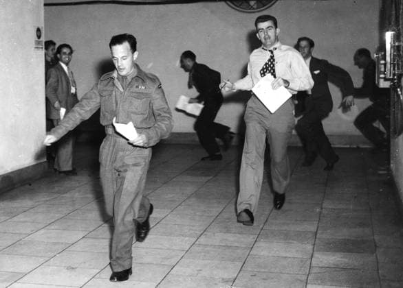 TB 153C Orig. caption... DASHING OUT WITH THE NEWS THAT 12 NAZIS WILL HANG. The historic trial at Nuremberg which has sealed the fate of 22 former Nazi leaders, has created world news of an importance never reached before. Correspondents from all parts of the Globe have vied with each other to be first with the news and pictures. 12 Nazis were condemned to death by hanging; three acquitted; and the remainder sentenced to imprisonment for terms ranging from ten years to life. Photos shows: First with the news. Correspondents dashing out of the courtroom to announce the news that 12 Nazis will hang. TB 153D Orig. caption... Correspondents who covered the historic trial at Nuernberg which has sealed the fate of 22 former Nazi leaders, vie with  Copyright: xXxXxXx THE NUREMBERG PROCESS
