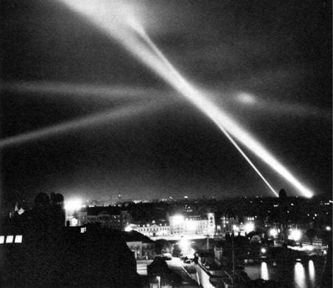 Luftvärnets sökarljus över Malmö under andra världskriget Krig Andra världskriget Sverige Flygkriget (c) HENNING STENBERG Sydsvenskan IBL Malmö Sverige 1940-tal andra världskriget sp_sw x2503x *** Anti-aircraft searchlight over Malmö during World War II War World War II Sweden Air war c HENNING STENBERG Sydsvenskan IBL Malmö Sweden 1940s World War II sp sw x2503x  Copyright: xHENNINGxSTENBERGx xSydsvenskanx xIBLxBildbyrax