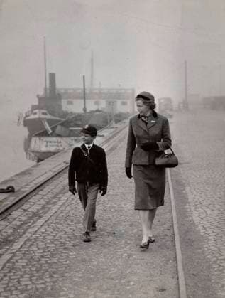 Crown Prince Carl Gustaf on a quiet morning walk on Skeppsbron with Miss Ingrid Nenne Björnberg on their way to Brom s school in Stockholm in 1956. STOCKHOLM SWEDEN sp_sw x5600x *** Crown Prince Carl Gustaf on a quiet morning walk on Skeppsbron with Miss Ingrid Nenne Björnberg on their way to Brom s school in Stockholm in 1956 STOCKHOLM SWEDEN sp sw x5600x  Copyright: xTextx&xBilderx xSVTx x CARL GUSTAF THE SCHOOL YEARS