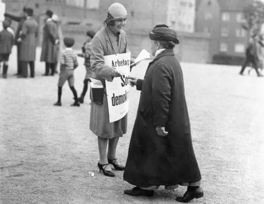 ARKIV 1928. Socialdemokratisk valarbetare delar ut valsedlar till äldre kvinna under riksdagsvalet 1928. SVERIGE x192x *** ARCHIVE 1928 Social Democratic election worker hands out ballots to an elderly woman during the 1928 parliamentary election SWEDEN x192x  Copyright: xDagensxNyheterx xTTx x RIKSDAGSVAL 1928