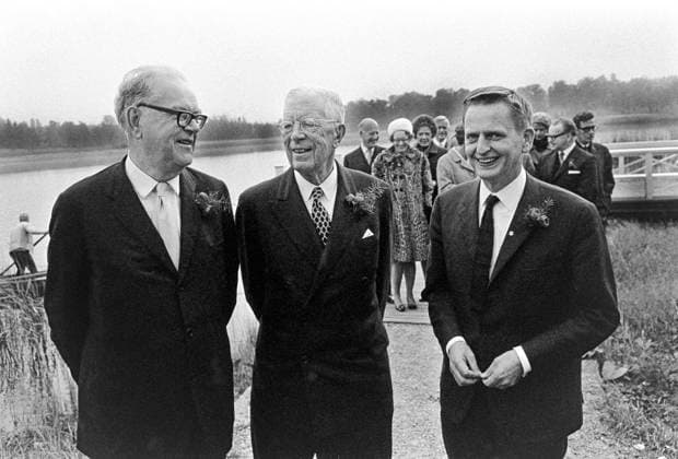 MELLÖSA 1969-10-15 Avgaende statsministern Tage Erlander (S) tillsammans med kung Gustaf VI Adolf och nytillträdde statsministern Olof Palme (S) i samband med Tage Erlanders sista bjudning pa Harpsund 15:e oktober 1969, dagen efter sin avgang som statsminister Mellösa Sverige POL x10x *** MELLÖSA 1969 10 15 Outgoing Prime Minister Tage Erlander S together with King Gustaf VI Adolf and newly appointed Prime Minister Olof Palme S in connection with Tage Erlanders last party at Harpsund on October 15, 1969, the day after his departure as Prime Minister Mellösa Sverige POL x10x  Copyright: xJanxDelden EXP TTx TAGE ERLANDER HARPSUND 1969