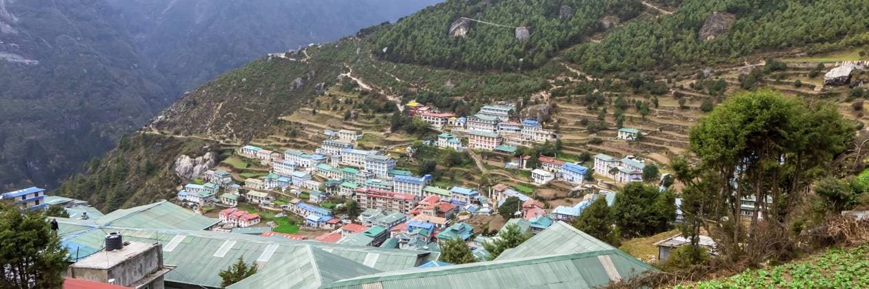 Das Dorf Namche Bazaar auf dem Weg zur Everest Base. Nepal. Asien. Web Banner in Panorama Ansicht Namche Bazaar village on the way to Everest Base. Nepal. Asia. Web banner in panoramic view Copyright: imageBROKER MarceloxRabelo ibxiqx11511004.jpg