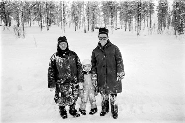 LAPLAND TARRAJAUR 1972 11 28 Report for ELLE KARI S DAUGHTER Film story on TV from Parka patch camp about May Carina, 4 years old, and her parents First broadcast 1972 12 24 Here, May Carina in the middle is seen with grandmother Elsa Pirtsi left and Elle Kari right , Sami woman Picture and report publ in RiR 53 72 p 12 14 Tarrajaur Sweden x5600x  Copyright: xUlfxStrahle SVTx MAY CARINA WITH MOTHER AND GRANDMOTHER