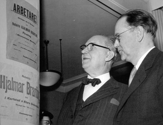 Stockholm 1955-03-01 Riksdagsman Karl Bergström och statsminister Tage Erlander (S) studerar en affisch under en minnesutställning för Hjalmar Branting i Kungliga biblioteket Stockholm Sverige x12014x *** Stockholm 1955 03 01 Member of Parliament Karl Bergström and Prime Minister Tage Erlander S studying a poster during a memorial exhibition for Hjalmar Branting in the Royal Library Stockholm Sweden x12014x  Copyright: xSvD TTx BERGSTRÖM-ERLANDER