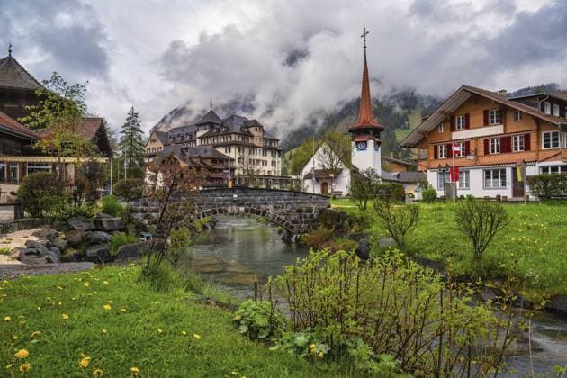 Kandersteg Schweiz, Stadtsilhouette am Fluss Kander und evangelische Kirche Kandersteg Switzerland, city skyline at Kander River and Evangelical church Copyright: imageBROKER NoppasinxWongchum ibxiqx11504067.jpg