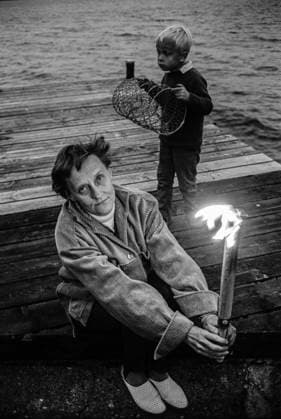 ARCHIVE FURUSUND 19650810. THE CHILDREN S HALF HOUR Radio program, report at Astrid Lindgren in Furusund. First broadcast 1965-08-22. Here the author Astrid Lindgren is seen sitting on a bridge with a torch in her hand and with her grandson Karl-Johan in the background. Furusund Sweden sp_sw x5600x *** ARCHIVE FURUSUND 19650810 THE CHILDREN S HALF HOUR Radio program, report at Astrid Lindgren in Furusund First broadcast 1965 08 22 Here the author Astrid Lindgren is seen sitting on a bridge with a torch in her hand and with her grandson Karl Johan in the background Furusund Sweden sp sw x5600x  Copyright: xUlfxStrahlex xSVTx THE CHILDREN S HALF HOUR