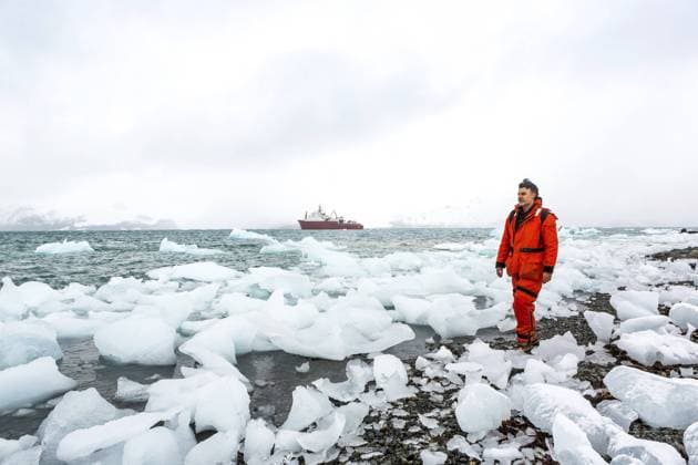 Creative Highlights Symbolfotos Ein Mann geht durch Eis und Schnee in der Antarktis. Eisberge und alles um einen herum ist gefroren. Kalt Man walks through ice and snow in Antarctica. Icebergs and everything frozen around you. Cold Copyright: imageBROKER MarceloxRabelo ibxiqx11509726.jpg ,model released, Symbolfoto ,property released