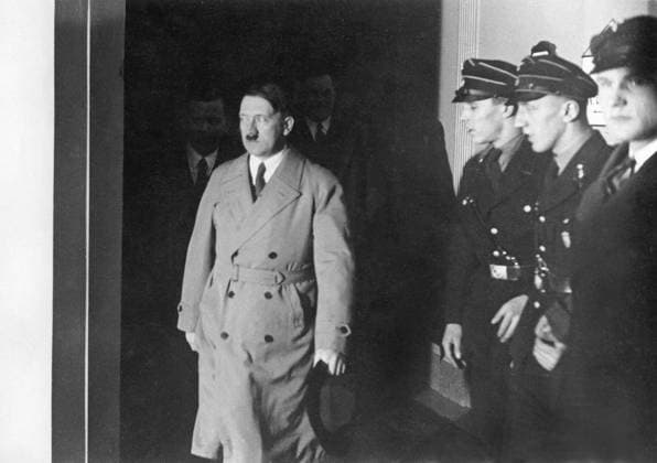 Orig caption NACH HITLERS ERNENNUNG U B z Adolf Hitler, the leader of the National Socialists, leaves the Hotel Kaiserhof to go to the Reich Chancellery and take office Note On January 30, 1933, Hitler became Chancellor of Germany Trenchcoat CD464 persons ADOLF HITLER sites BERLIN GERMANY sp sw x5600x  Copyright: xx HITLER BECOMES GERMAN CHANCELLOR