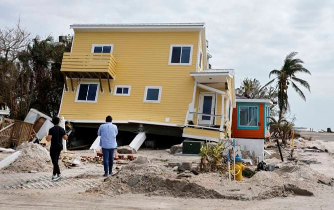 Bilder des Jahres 2024, News 10 Oktober News Themen der Woche KW41 News Bilder des Tages Hurricane Milton Kills At Least 16 In Florida People stop to look at a house that fell during Hurricane Milton in Bradenton Beach, Florida, on Friday, October 11, 2024. Photo by Carline Jean South Florida Sun Sentinel TNS ABACAPRESS.COM Sarasota FL United States  Copyright: xSouthxFloridaxSunxSentinel TNS ABACAx