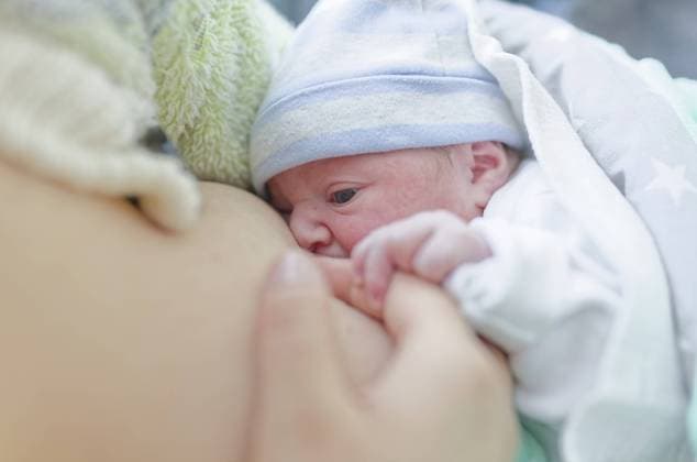 Creative Highlights Symbolfotos Von der Mutter gestilltes Neugeborenes. Pozna?, Polen, Europa Newborn baby breastfed by mother. Pozna?, Poland, Europe Copyright: imageBROKER TomaszxPodlak ibxtzp11487924.jpg ,model released, Symbolfoto ,property released