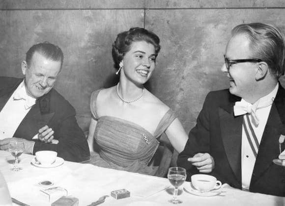 ARKIV STOCKHOLM 19550206. Prinsessan Margaretha debuterar i Stockholms akademiska värld. Hon var hedersgäst och balddrottning pa Högskolans midvinterbal pa karhuset.. Här ses hon under sjungandet av Turalleri, Turallera... , flankerad av professor Harald CramÃ r (t.v.) och fil. kand. Tolle Ramstedt. Stockholm Sverige x192x *** ARCHIVE STOCKHOLM 19550206 Princess Margaretha makes her debut in Stockholms academic world She was the guest of honor and prom queen at the Universitys Midwinter Ball at Karhuset Here she is seen during the singing of Turalleri, Turallera , flanked by Professor Harald Cramer on the left and graduate Tolle Ramstedt Stockholm Sweden x192x  Copyright: xSturexMagnusson TTx PRINSESSAN MARGARETHA