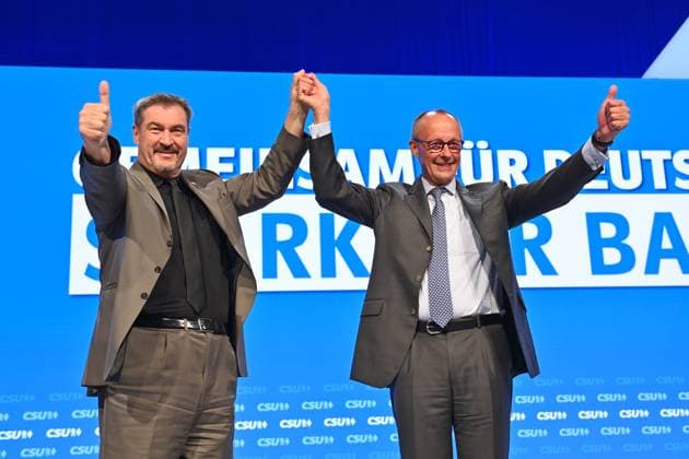 News Themen der Woche KW41 News Bilder des Tages v.li:Markus SOEDER (Ministerpraesident Bayern und CSU Vorsitzender) und Friedrich MERZ (CDU Vorsitzender und Kanzlerkandidat), auf dem Podium,lassen sich feiern. Daumen hoch,Thumbs up. CSU Parteitag 2024 am 11.und 12.10.2024 MESSE AUGSBURG *** from left Markus SOEDER State Premier of Bavaria and CSU Chairman and Friedrich MERZ CDU Chairman and candidate for Chancellor, on the podium, thumbs up, thumbs up CSU Party Congress 2024 on 11 and 12 10 2024 AUGSBURG FAIR
