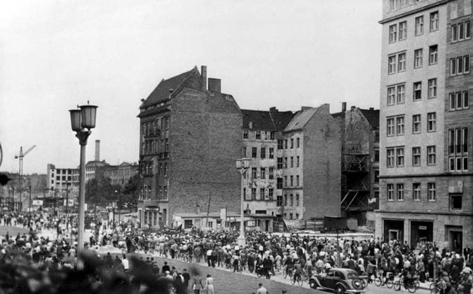 Orig. caption... RIOTS IN EAST BERLIN Germans in East Berlin yesterday started strikes and demonstrations against the Soviet authorities. Thousands of workers have been marching through the streets shouting slogans, while the police have mostly stood looking on. Clashes have occurred with members of the Communist party. Photo shows: Demonstrators march down Stalin Allee one of the places where the riots started when workers on a government block of luxury flats went on strike yesterday. sites: EAST BERLIN; EAST GERMANY sp_sw x5600x *** Orig caption RIOTS IN EAST BERLIN Germans in East Berlin yesterday started strikes and demonstrations against the Soviet authorities Thousands of workers have been marching through the streets shouting slog  Copyright: xXxXxXx 1953 EAST BERLIN Uprising