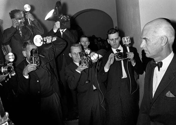 ARCHIVE 1963 10 17 A group of photographers takes a picture of the spy suspect Colonel Stig Wennerström coming out of the courtroom at the detention hearings on October 17, 1963 in Stockholm Wennerström was arrested in 1963 and sentenced on June 12, 1964 to life imprisonment for aggravated espionage on behalf of the Soviet Union He was pardoned in 1974 Stockholm Sweden  Copyright: xLarsxNybergx xTTx x STIG WENNERSTRÖM