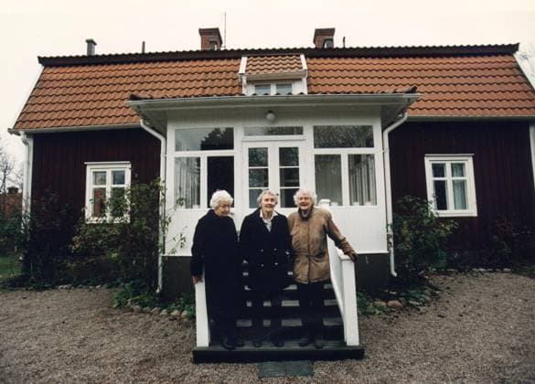 ARKIV 1996 - Astrid Lindgren med sina systar Stina Hergin och Ingegerd Lindström vid barndomshemmet i Näs. NÄS SVERIGE x32x *** ARCHIVE 1996 Astrid Lindgren with her sisters Stina Hergin and Ingegerd Lindström at their childhood home in Näs NÄS SWEDEN x32x  Copyright: xWEINExLEXIUSx ASTRID LINDGREN