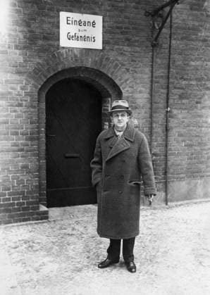Orig. caption... ERWIN PISCATOR AUS DER HAFT ENTLASSEN! Der bekannte Berliner Theaterdirektor und Regisseur Erwin Piscator, der am 30. Januar 1931 wegen Nichtleistung eines Offenbarungseides betr. eine Vergnügungssteuerschuld von 20,000 Mark vom Amtsgericht Charlottenburg verhaftet wurde, ist am 4. Februar 1931 nachmittags aus der Haft entlassen worden. Der Rechtsvertreter Piscator hat nämich inzwischen alle Fragen des Bezirksamt Schöneberg beabrottet und die erforderlichen Angaben über die Vermögensverhältnisse Piscator beiberacht. Unser Bild zeigt Erwin Piscator unmittelbar nach der Haftentlassung vor dem Gefängnis. Note E Piscator, 1893-1966, German director active in Berlin during the interwar period. Lived in exile in Paris 1936  Copyright: xXxXxXx PISCATOR, ERWIN
