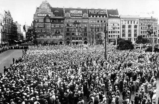 Memorial service at Stortorget in Malmö for Dag Hammarskjöld and other victims of the air crash in Ndola, Zambia 17 9 1961 Malmö Sweden Swedish diplomats x2503x  Copyright: xSydsvenskanx xIBLxBildbyrax DAG HAMMARSKJÖLD MINNESSTUND