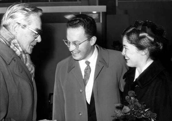 Orig. caption... FIRST AND YOUNGEST NOBEL PRIZE WINNER to Bromma. The newly married Bubbelkammer professor Donald A. Glaser from Berkley University in California with his sweet wife Bonnie came to Bromma on Tuesday evening and the picture shows when the Swedish professor HultÃ n greets. Note The Nobel Prize in Physics 1960. Hat with flower persons: Donald Arthur Glaser sites: STOCKHOLM ; SWEDEN ; USA* sp_sw x5600x *** Orig caption FIRST AND YOUNGEST NOBEL PRIZE WINNER to Bromma The newly married Bubbelkammer professor Donald A Glaser from Berkley University in California with his sweet wife Bonnie came to Bromma on Tuesday evening and the picture shows when the Swedish professor HultÃ n greets Note The Nobel Prize in Physics 1960 Hat with  Copyright: xXxXxXx GLASER, DONALD