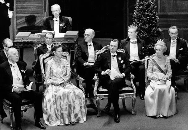 Stockholm 1977-12-10 Kungaparet, kung Carl XVI Gustaf och drottning Silvia, flankerade av prins Bertil och prinsessan Lilian vid Nobelprisutdelnignen i konserthuset Stockholm Sverige ROY sp_sw x12014x *** Stockholm 1977 12 10 The royal couple, King Carl XVI Gustaf and Queen Silvia, flanked by Prince Bertil and Princess Lilian at the Nobel Prize ceremony in the Concert Hall Stockholm Sweden ROY sp sw x12014x  Copyright: xLeifxRxJansson SvD TTx NOBEL 1977 KONSERTHUSET