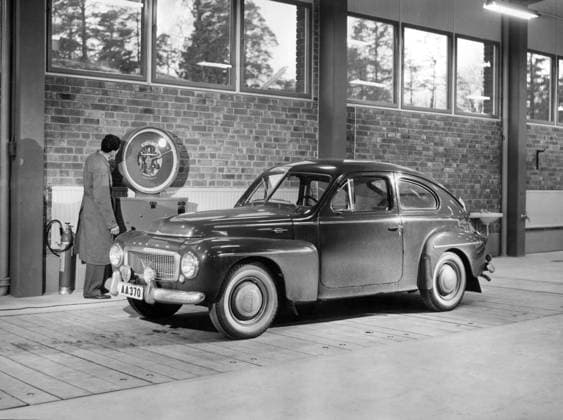 Orig. caption... The STATE MOTOR VEHICLE INSPECTION has recently installed itself in its own, new premises in Solberga in Stockholm s southern suburbs. A scale is also located in the large, bright test hall, and here it is engineer Evert Källström who checks a Volvo. Note Car testing Tests Checks Safety Volvo PV 444 Weighing Registration number AA370 Cooler Fire extinguisher persons: EVERT KÄLLSTRÖM sites: SWEDEN;SOLBERGA;STOCKHOLM sp_sw x5600x *** Orig caption The STATE MOTOR VEHICLE INSPECTION has recently installed itself in its own, new premises in Solberga in Stockholm s southern suburbs A scale is also located in the large, bright test hall, and here it is engineer Evert Källström who checks a Volvo Note Car testing Tests Checks  Copyright: xx CHECK WEIGHING OF VOLVO PV