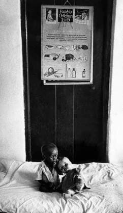 BIAFRA 1968-07-24. Hungersnöd i Biafra i samband med Biafrakriget. En docka är inte mycket tröst när den röda sjukan tagit bort all ork eller lust till lek. Biafra Nigeria x53x *** BIAFRA 1968 07 24 Famine in Biafra during the Biafran War A doll is not much comfort when the red disease has taken away all energy or desire to play Biafra Nigeria x53x  Copyright: xSven-ErikxSjöberg DN TTx HUNGERSNÖD BIAFRA
