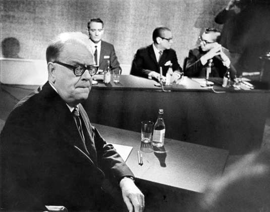 ARKIV 19671006 Statsminister Tage Erlander (S) svar pa fragor fran de tre o:na Gustaf Olivecrona, Ake Ortmark och Lars Orup i en TV-debatt i Sveriges television 1967. STOCKHOLM SVERIGE x16x *** ARCHIVE 19671006 Prime Minister Tage Erlanders answers to questions from the three men Gustaf Olivecrona, Ake Ortmark and Lars Orup in a TV debate on Swedish television in 1967 STOCKHOLM SWEDEN x16x  Copyright: xJonnyxGraanx xTTx x TAGE ERLANDER-DEBATT-SVT