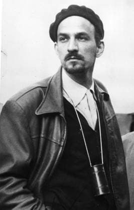 INGMAR BERGMAN 85 AR - Den 14 juli 2003 fyller regissören Ingmar Bergman 85 ar. SEKLET-KULTUR-50 - Regissören Ingmar Bergman inleder under 50-talet en mycket framgangsrik karriär som film- och teaterregissör. Han gör bl a Sommarnattens leende , Sommaren med Monika och Sjunde inseglet. Här ses han i en paus under inspelningen av Sommarnattens leende den 16 augusti 1955. On behalf of the 85th ANNIVERSARY of Swedish Director INGMAR BERGMAN on the 14th of July 2003. Pic shows Ingmar Bergman during the filming of Smiles of a Summer Night in August 16, 1955. STOCKHOLM SVERIGE x23x *** INGMAR BERGMAN 85 YEARS On July 14, 2003, director Ingmar Bergman turns 85 years old SEKLET CULTURE 50 Director Ingmar Bergman begins a very s  Copyright: xFolkexHellbergx INGMAR BERGMAN