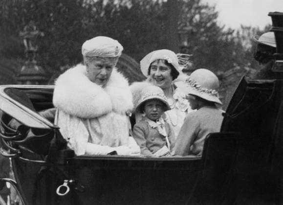 Orig. caption... JUBILEE TROOPING OF THE COLOR The Queen, The Duchess of York and the Princesses Elizabeth and Margaret Rose driving from Buckingham Palace this morning for the Trooping of the Color in honor of the King s 70th birthday. persons: Mary, Queen of England ; Elisabeth, Princess of England ; Margaret (Rose), Princess of England sites: LONDON ; GREAT BRITAIN sp_sw x5600x *** Orig caption JUBILEE TROOPING OF THE COLOR The Queen, The Duchess of York and the Princesses Elizabeth and Margaret Rose driving from Buckingham Palace this morning for the Trooping of the Color in honor of the King s 70th birthday persons Mary, Queen of England Elizabeth, Princess of England Margaret Rose , Princess of England sites LONDON GREAT BRITAIN sp  Copyright: xXxXxXx ROYAL LADIES