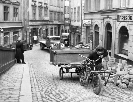 Stockholm 1953 Flyttkarlar pa Österlanggatan i Gamla Stan. Bild ur boken Perspektiv pa Stockholm och Sa var det . STOCKHOLM SVERIGE Sverige x23x *** Stockholm 1953 Movers on Österlanggatan in Gamla Stan Picture from the book Perspektiv pa Stockholm och Sa var det STOCKHOLM SVERIGE Sweden x23x  Copyright: xFolkexHellbergx FLYTTKARLAR