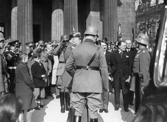 GERMANY BERLIN 1933-03-12. Orig. caption... VOLKSTRAUERTAG. Des deutschen Volkes Gedenktag für die fallen Helden des Weltkriegs. 42064) Reichspräsident von Hindenburg with Reich Chancellor Hitler, Minister Göring und Ausseminister Frhr. v. Neurath vor dem Ehrenmal Unter den Linden. Berlin Germany x5600x *** GERMANY BERLIN 1933 03 12 Orig caption VOLKSTRAUERTAG Des deutschen Volkes Gedenktag für die fallen Helden des Weltkriegs 42064 Reichspräsident von Hindenburg with Reich Chancellor Hitler, Minister Göring und Ausseminister Frhr v Neurath vor dem Ehrenmal Unter den Linden Berlin Germany x5600x  Copyright: xRobertxSennecke SVTx MEMORIAL DAY 1933