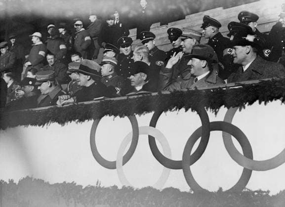 Orig. caption... DER FÜHRER BEIM EISHOCKEYKAMPF ENGLAND - HUNGARY. Dem heute morgen zum Austrag gekommenen Eishockeykampf England - Hungary, den die Engländer mit 5:1 gewinnen konnten, wohnte der Führer als Zuschauer bei. U.B.z: r.r.n.l.: Ritter von Halt, der Führer, von Tschammer und Osten, Dr. Goebbels and Lutze. Note See also BAX966 Olympics 1936 Winter Games Spectators Greetings Winter Olympics CD170 persons: Adolf Hitler ;Hans von Tschammer und Osten ;Joseph Goebbels ;Viktor Lutze sites: GARMISCH-PARTENKIRCHEN ;GERMANY* ;AUSTRIA sp_sw x5600x *** Orig caption DER FÜHRER BEIM EISHOCKEYKAMPF ENGLAND HUNGARY The Fuhrer was a spectator at this mornings ice hockey match between England and Hungary, which the English won 5 1. U B z r r  Copyright: xXxXxXx THE 1936 OLYMPICS