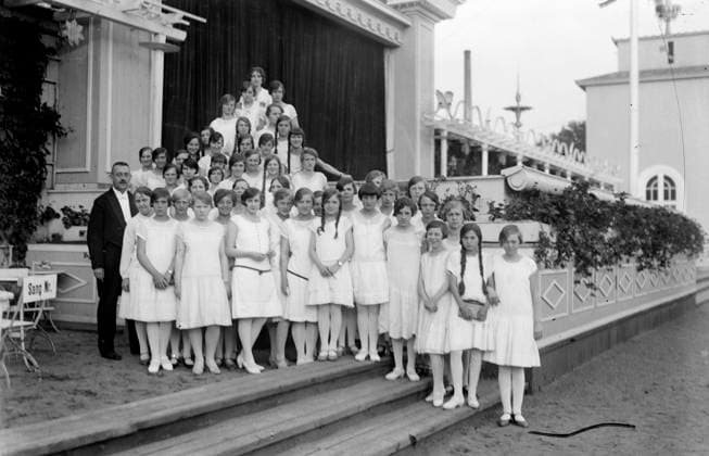 Göteborg - 1929-07-04 - Liseberg - franska flickor vid Stora scenen *** Local Caption *** GT - Lada 1929-04 KAMERAREPORTAGE x2524x *** Gothenburg 1929 07 04 Liseberg French girls at the main stage Local Caption GT Lada 1929 04 KAMERAREPORTAGE x2524x  Copyright: xKamerareportage TTx