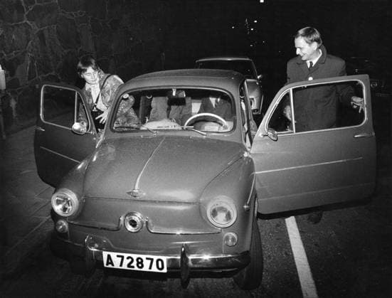 Lisbeth Palme, psykolog, barnpsykolog och Olof Palme, Olof Palme, politiker (S) Sverige statsminister. Stiger in i en bil, en Fiat. Pa natten efter valet 1970, Socialdemokraterna har förlorat röster och mandat, men sitter kvar vid makten. Familjen valet riksdagsvalet 1970-09-20 (c) RODRIGUEZ PAOLO Aftonbladet IBL * * * EXPRESSEN OUT * * * AFTONBLADET 3081 Stockholm Sverige politik sp_sw x2512x *** Lisbeth Palme, psychologist, child psychologist and Olof Palme, Olof Palme, politician S Sweden Prime Minister Getting into a car, a Fiat Pa the night after the 1970 election, the Social Democrats have lost votes and seats, but remain in power The family election parliamentary election 1970 09 20 c RODRIGUEZ PAOLO Aftonbladet IBL  Copyright: xRODRIGUEZxPAOLO Aftonbladet TTx Olof Palme och Lisbeth Palme
