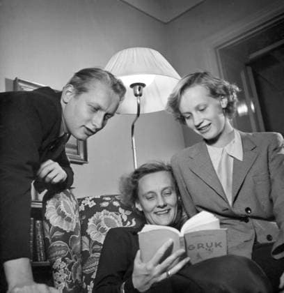 Orig. caption... ASTRID LINDGREN WITH THE CHILDREN Reading aloud and hobo chess are among the home entertainments the family cultivates. Note Author GRUK Gemenskap Syskon Publ i RiR 42 49 CD183 persons: Astrid Lindgren sites: STOCKHOLM ; SWEDEN sp_sw x5600x *** Orig caption ASTRID LINDGREN WITH THE CHILDREN Reading aloud and hobo chess are among the home entertainments the family cultivates Note Author GRUK Gemenskap Syskon Publ i RiR 42 49 CD183 persons Astrid Lindgren sites STOCKHOLM SWEDEN sp sw x5600x  Copyright: xBERTILxDANIELSSONxBDx ASTRID AND THE CHILDREN