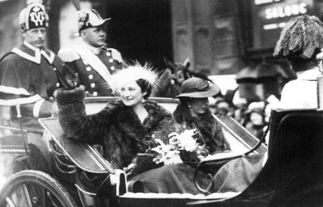 Stockholm 1935-05-24 Drottning Astrid av Belgien och kronprinsessan Louise i kortegen i samband med bröllopet mellan prinsessan Ingrid och kronprins Fredrik av Danmark Stockholm Sverige x12014x *** Stockholm 1935 05 24 Queen Astrid of Belgium and Crown Princess Louise in the cortege in connection with the wedding of Princess Ingrid and Crown Prince Fredrik of Denmark Stockholm Sweden x12014x  Copyright: xSvD TTx PRINSESSAN INGRID BRÖLLOP