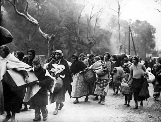 Orig. caption... L EXODE DES REFUGIES ESPAGNOLS. Femme et enfants espagnols sur la route du Perthus, venant chercher asile sur la terre Francaise. Note Spanish Civil War - armed conflict between right-wing and left-wing forces in Spain 1936-39. The war began with a revolt against the incumbent Popular Front government. The right-wing forces (rebels), the Falange, with its leader General Franco, were supported by Italy and Germany. The government was supported by the left and volunteers from abroad in the International Brigade. sites: FRANCE ;SPAIN* sp_sw x5600x *** Orig caption LEXODE DES REFUGIES ESPAGNOLS Femme et enfants espagnols sur la route du Perthus, venant chercher asile sur la terre Francaise Note Spanish Civil War armed conflic  Copyright: xXxXxXx SPANISH REFUGEES