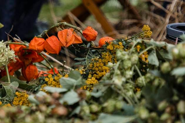 Reportage Erntekrone binden Mitglieder des Harzklub e.V. und Gemeindemitglieder der evangelischen Kirchengemeinde Bad Suderode im Harz binden am 5. Oktober 2024 im Kirchengarten in Bad Suderode gemeinsam eine Erntekrone. Bad Suderode Sachsen-Anhalt Deutschland FH0A1347 *** Reportage Harvest crown tying Members of the Harzklub e V and parishioners of the Protestant parish Bad Suderode in the Harz Mountains tie a harvest crown together on October 5, 2024 in the church garden in Bad Suderode Bad Suderode Saxony Anhalt Germany FH0A1347