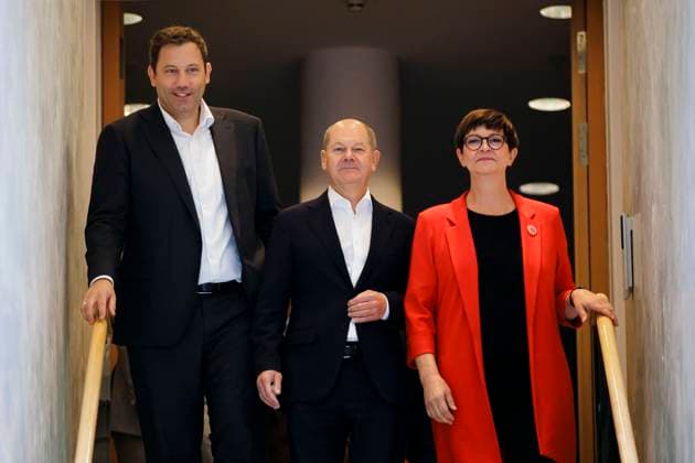 News Bilder des Tages Fototermin im Vorfeld der Klausur des SPD Parteivorstandes im Atrium Willy-Brandt-Haus. Lars Klingbeil, SPD-Parteivorsitzender, Olaf Scholz (SPD), Bundeskanzler, und Saskia Esken, SPD-Parteivorsitzende. Berlin, 13.10.2024. Berlin Deutschland *** Photo session ahead of the SPD party executive committee meeting in the Atrium Willy Brandt Haus Lars Klingbeil, SPD Party Chairman, Olaf Scholz SPD , Federal Chancellor, and Saskia Esken, SPD Party Chairwoman Berlin, 13 10 2024 Berlin Germany Copyright: xThomasxTrutschelx