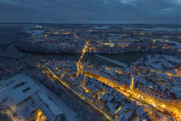IMAGO Creative, Winter, In der Stadt Abenddämmerung über der oberbayerischen Stadt Landsberg im Advent Ausblick auf Landsberg am Lech an einem kalten Winterabend in de Landsberg am Lech Bayern Deutschland *** Dusk over the Upper Bavarian town of Landsberg during Advent View of Landsberg am Lech on a cold winter evening in de Landsberg am Lech Bavaria Germany Copyright: xmultimaps360 Rochaux 1052366783st