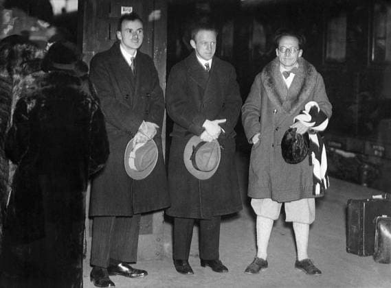 Orig. caption... NOBEL PRIZE WINNER IN STOCKHOLM. On Saturday morning, the three remaining Nobel laureates arrived in Stockholm. Fr.v. prof. Dirac, Heisenberg and Schrödinger. Note. Nobel prize-winners in Sthlm. On Saturday morning the reminaicing three Nobel prize-winners arrived in Sthlm. Note P Dirac, 1902-1984, British physicist. Nobel Prize in Physics 1933, together with E Schrödinger W Heisenberg, 1901-1976, German physicist. Nobel Prize in Physics 1932. W Schrödinger, 1887-1961, Austrian physicist. Nobel Prize in Physics 1933, together with P Dirac. Travelers Golf trousers CD114 persons: Erwin Schrödinger ;Paul Dirac ;Werner Heisenberg sites: STOCKHOLM ;UK* ;SWEDEN ;GERMANY* ;AUSTRIA* sp_sw x5600x *** Orig caption NOBEL PRIZE W  Copyright: xXxXxXx NOBEL PRIZE WINNER IN STOCKHOLM