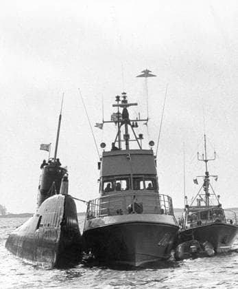 19811030 Swedish Navy boats guard the Soviet submarine, U 137, which ran aground at the entrance to the Gasefjärden off Karlskrona KARLSKRONA SWEDEN x8x  Copyright: xBERNTxCLAESSONx xEXPx xTTx U 137 PA GRUND 1981