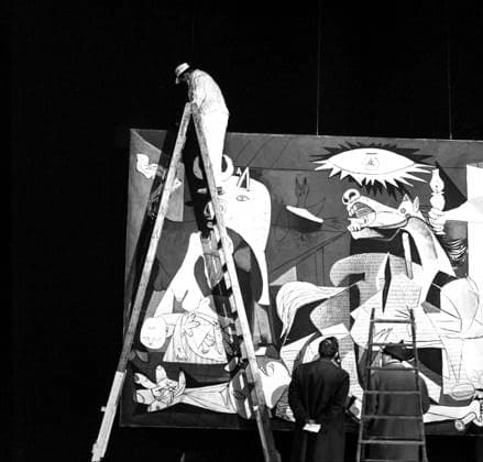 ARKIV STOCKHOLM 19561015. Pablo Picassos jättemalning Guernica ställs ut pa Moderna museet. Utställningen invigs den 19:e oktober 1956, museets officiella invigning var först 1958. Stockholm Sverige x23x *** ARCHIVE STOCKHOLM 19561015 Pablo Picassos giant painting Guernica is exhibited at Moderna Museet The exhibition opens on October 19, 1956, the museums official opening was not until 1958 Stockholm Sweden x23x  Copyright: xFolkexHellberg DN TTx GUERNICA