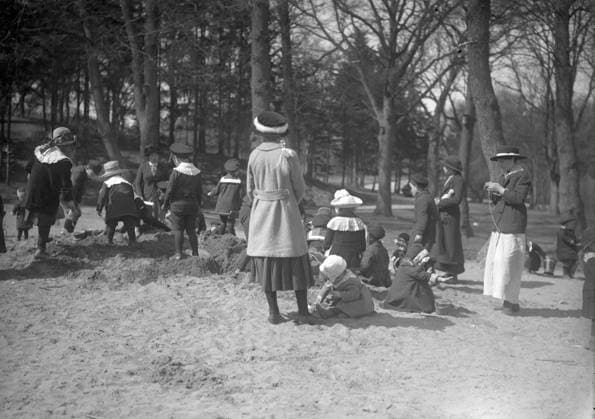 GÖTEBORG 1916-04-29. Lekande barn i Slottsskogen. *** Local Caption *** GT 1916 - 2253 GÖTEBORG SVERIGE x2524x *** GÖTEBORG 1916 04 29 Children playing in Slottsskogen Local Caption GT 1916 2253 GÖTEBORG SWEDEN x2524x  Copyright: xKamerareportage TTx LEKANDE BARN