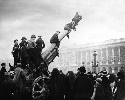 Orig. caption.. ARMISTICE DAY 1918. Jubilation at the Place de la Concorde in Paris, when the news of the armistice spread on November 11, 1918. sites: FRANCE ;PARIS sp_sw x5600x *** Orig caption ARMISTICE DAY 1918 Jubilation at the Place de la Concorde in Paris, when the news of the armistice spread on November 11, 1918 sites FRANCE PARIS sp sw x5600x  Copyright: xXxXxXx ARMISTICE 1918