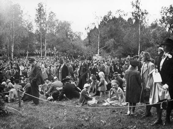 Orig. caption... THE FOLK FESTIVAL ON THE SKANSEN Crowd picture at Orsakullen during Governor Engberg s speech. Note Listener Väntan The hand in the pocket CD464 sites: STOCKHOLM; SWEDEN sp_sw x5600x *** Orig caption THE FOLK FESTIVAL ON THE SKANSEN Crowd picture at Orsakullen during Governor Engberg s speech Note Listener Väntan The hand in the pocket CD464 sites STOCKHOLM SWEDEN sp sw x5600x  Copyright: xx SCANSEN PUBLIC IN THE GREEN GRASS